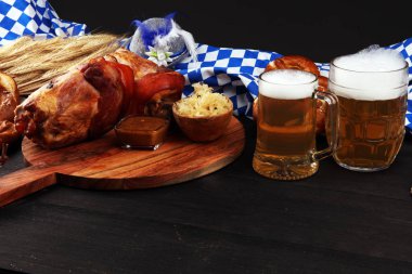 Geleneksel Alman yemekleri, jambon Schweinshaxe kavrulmuş. Bira,