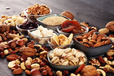 Kurutulmuş meyve ve çeşitli sağlıklı fındık ile kompozisyon rusti