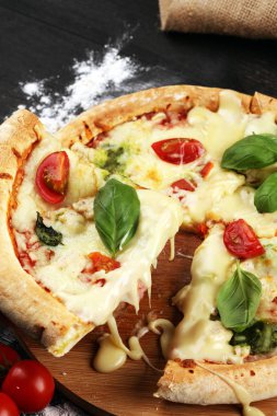 domates, mozzarella peyniri ve b ile vejetaryen İtalyan Pizza