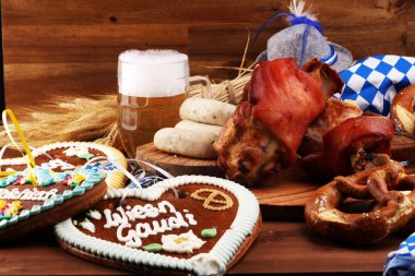 Geleneksel Alman yemekleri, jambon Schweinshaxe kavrulmuş. Bira,