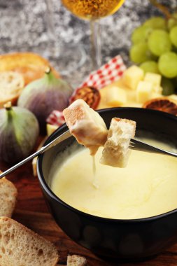 Gurme İsviçre fondü yemek çeşitli ch ile bir kış akşamında