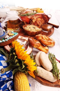 Geleneksel Alman yemekleri, jambon Schweinshaxe kavrulmuş. Bira,