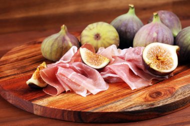 Dilimlenmiş incir Ham jambon ile İtalyan prosciutto crudo veya jamon.