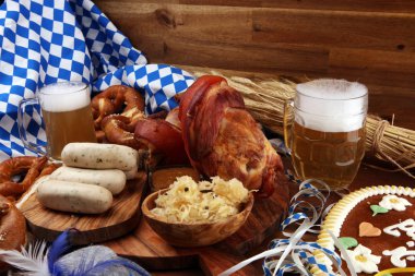 Geleneksel Alman yemekleri, jambon Schweinshaxe kavrulmuş. Bira,