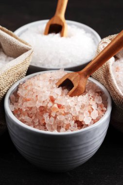 Deniz tuzu ve himalaya kasede. Koyu backgro üzerinde tuz kristalleri