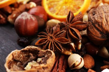 Kurutulmuş meyve ve çeşitli sağlıklı fındık ile kompozisyon rusti