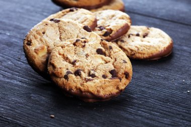 Tahta masanın üzerine çikolatalı kurabiyeler. Çikolatalı kurabiye o vurdu