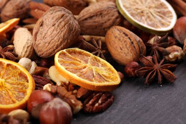 Kurutulmuş meyve ve çeşitli sağlıklı fındık ile kompozisyon rusti