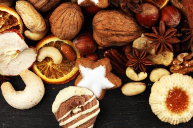 Dekorasyon Noel kurabiyeleri ile. Tipik tarçınlı yıldız f ile