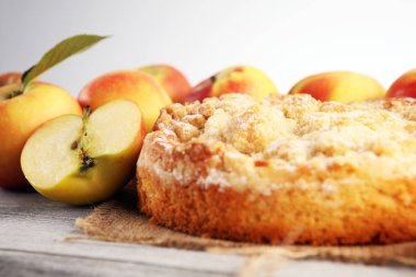 Elma pasta veya ahşap elma ile ev yapımı kek. Deliköz tatlı