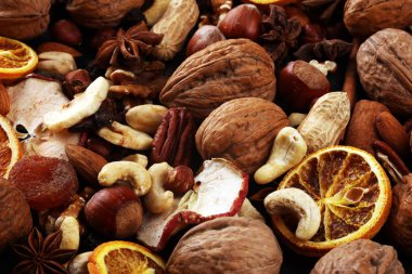 Kurutulmuş meyve ve çeşitli sağlıklı fındık ile kompozisyon rusti