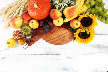 Sonbahar doğa kavramı. Sonbahar meyve ve sebze ahşap üzerine. Teşekkürler