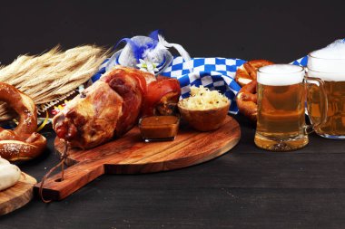 Geleneksel Alman yemekleri, jambon Schweinshaxe kavrulmuş. Bira,