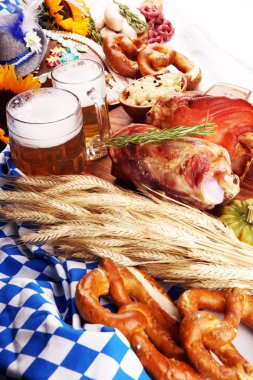 Geleneksel Alman yemekleri, jambon Schweinshaxe kavrulmuş. Bira,