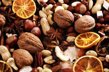 Kurutulmuş meyve ve çeşitli sağlıklı fındık ile kompozisyon rusti