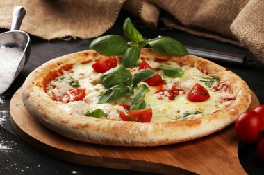 domates, mozzarella peyniri ve b ile vejetaryen İtalyan Pizza