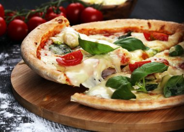 domates, mozzarella peyniri ve b ile vejetaryen İtalyan Pizza