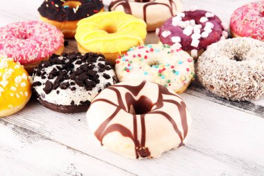 Çikolatalı buzlu, pembe ile çeşitli donuts sırlı ve serpin