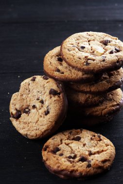 Tahta masanın üzerine çikolatalı kurabiyeler. Çikolatalı kurabiye o vurdu