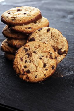 Tahta masanın üzerine çikolatalı kurabiyeler. Çikolatalı kurabiye o vurdu