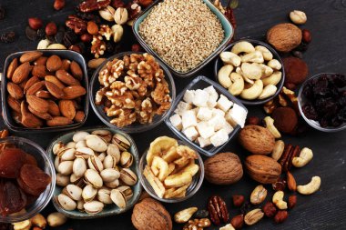 Kurutulmuş meyve ve çeşitli sağlıklı fındık ile kompozisyon rusti