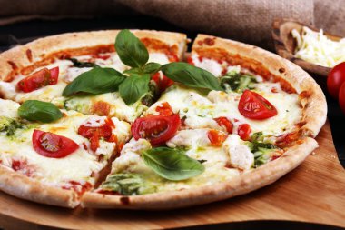 domates, mozzarella peyniri ve b ile vejetaryen İtalyan Pizza