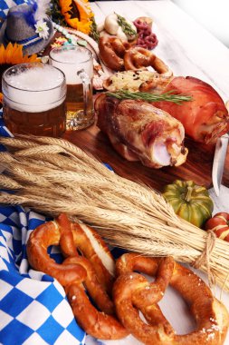 Geleneksel Alman yemekleri, jambon Schweinshaxe kavrulmuş. Bira,