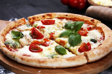 domates, mozzarella peyniri ve b ile vejetaryen İtalyan Pizza
