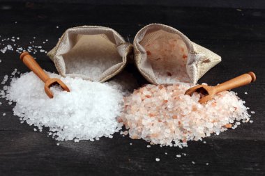 Deniz tuzu ve himalaya çuvaliçinde. Koyu sırt üzerinde tuz kristalleri