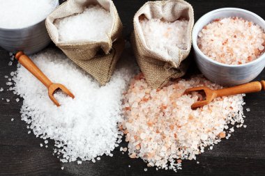 Deniz tuzu ve himalaya çuvaliçinde. Koyu sırt üzerinde tuz kristalleri