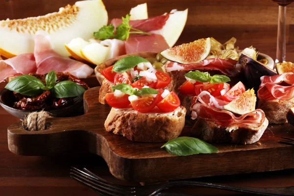 Leckere pikante Tomaten italienische Vorspeisen oder Bruschetta auf Scheiben — Stockfoto