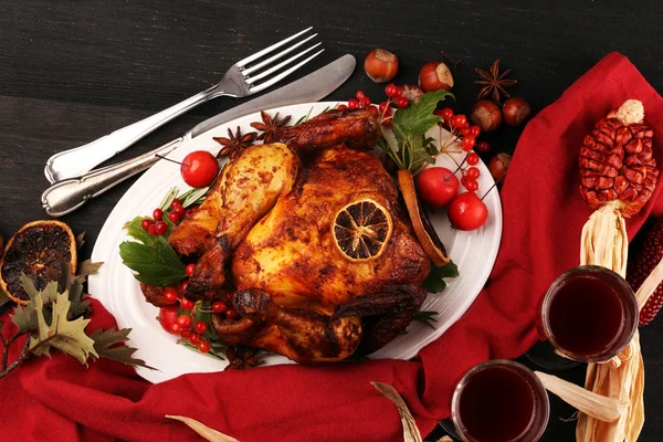 Sült pulyka vagy csirke. A karácsonyi asztal szolgált egy Tu — Stock Fotó