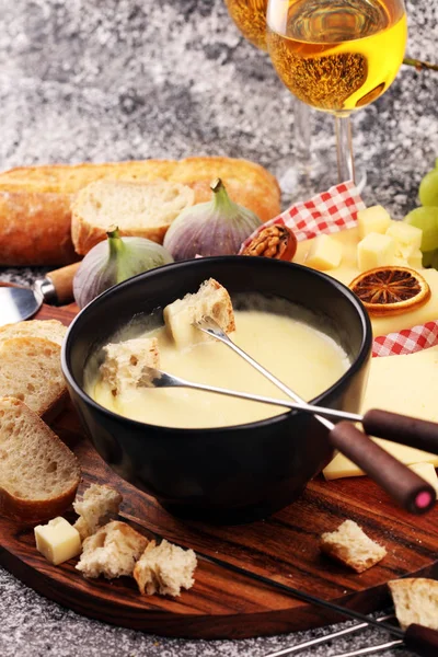 Švýcarské fondue gurmánská večeře na zimní večer s smíšený ch — Stock fotografie