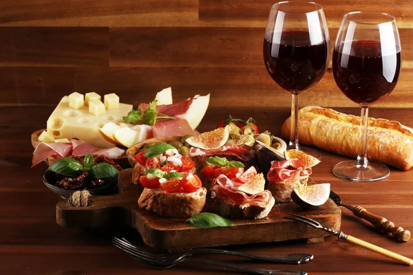 Leckere herzhafte Tomaten italienische Vorspeisen und Brot mit Coppa und — Stockfoto