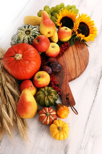 Herfst natuur concept. Herfst groenten en fruit op hout. Bedankt — Stockfoto