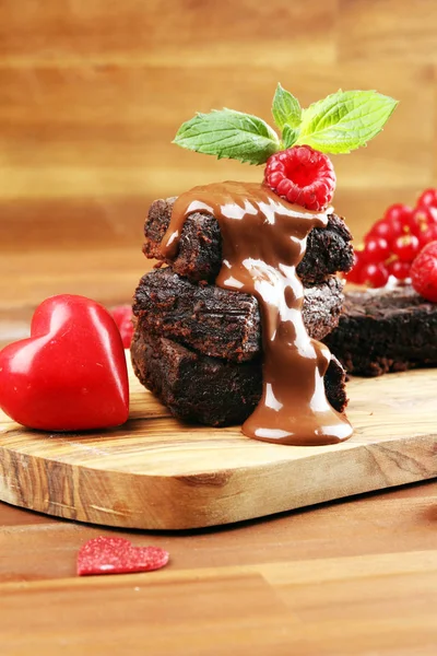 巧克力布朗尼蛋糕甜点与覆盆子和香料上的鲁 — 图库照片