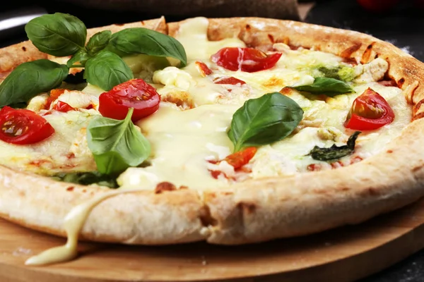 Vegetarische italienische Pizza mit Tomaten, Mozzarella und Käse — Stockfoto