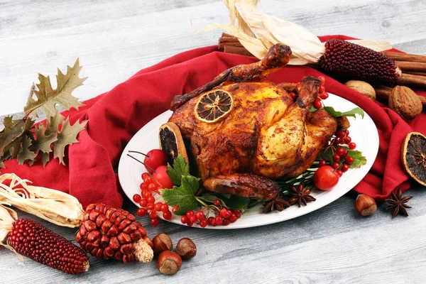 Ψητή γαλοπούλα ή κοτόπουλο. Το χριστουγεννιάτικο τραπέζι σερβίρεται με — Φωτογραφία Αρχείου