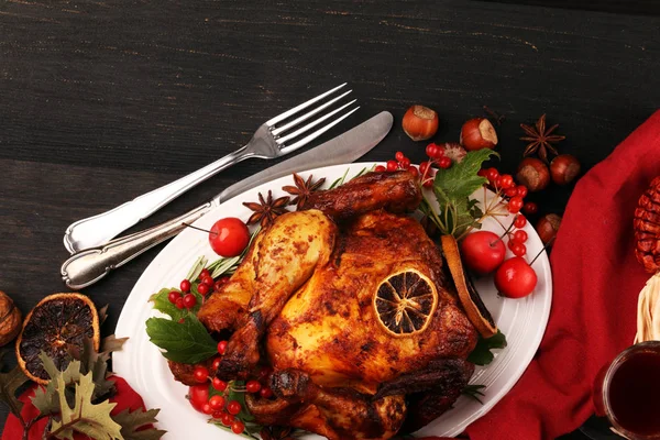 Pavo al horno o pollo. La mesa de Navidad se sirve con un tu — Foto de Stock