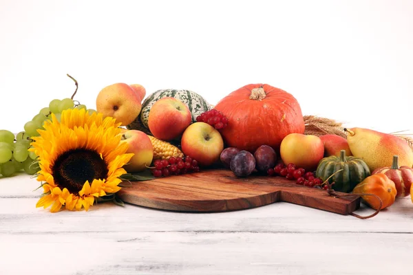 Herfst natuur concept. Herfst groenten en fruit op hout. Bedankt — Stockfoto