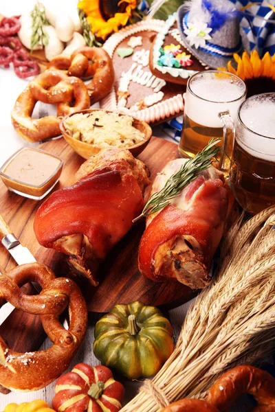 전통적인 독일 요리, Schweinshaxe 볶은 햄 호크. 맥주, — 스톡 사진