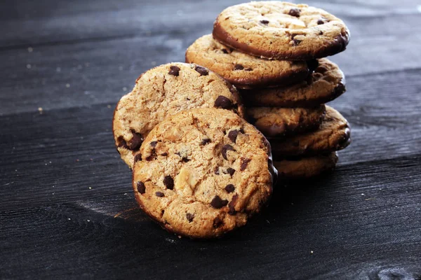 Chocolate cookies on wooden table. Chocolate chip cookies shot o — Stock Photo, Image