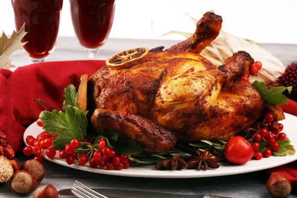 Pavo al horno o pollo. La mesa de Navidad se sirve con un tu — Foto de Stock