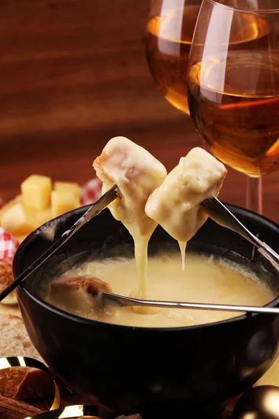 Gurme İsviçre fondü yemek çeşitli ch ile bir kış akşamında