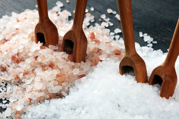 Tengeri só és himalájai a kanalat. Kristályok a só sötét háttérben — Stock Fotó