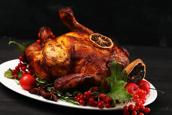 Pavo al horno o pollo. La mesa de Navidad se sirve con un tu — Foto de Stock