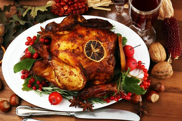 Pavo al horno o pollo. La mesa de Navidad se sirve con un tu — Foto de Stock