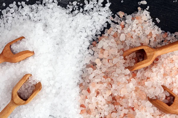 Морская соль и гималайская ложка. Кристаллы соли на темном бэкгре — стоковое фото