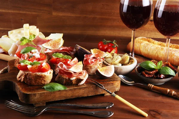 Conjunto de aperitivos de vino antipasti italiano. Variedad de queso, Mediterráneo —  Fotos de Stock