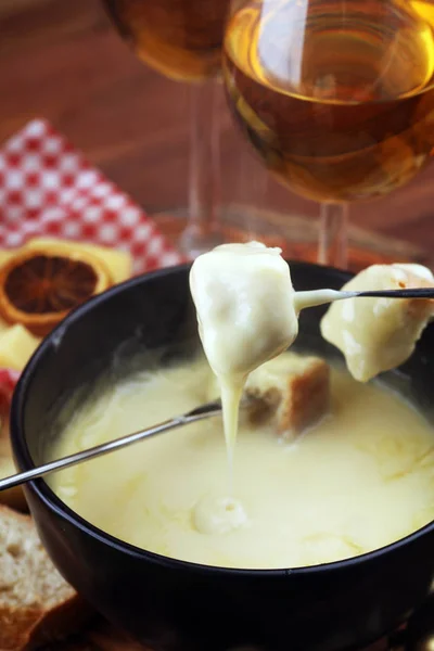 Cina gastronomică elvețiană fondue într-o seară de iarnă cu ch asortat — Fotografie, imagine de stoc